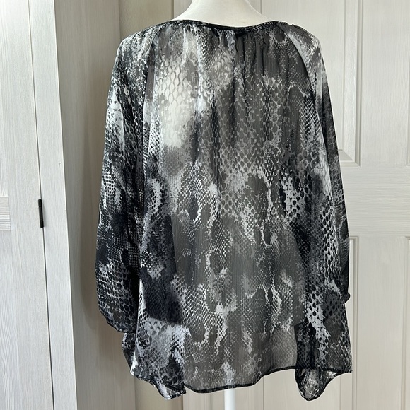 Express Gray Sheer Snakeskin Patterned Long Sleeve Batwing Blouse M - Picture 5 of 7